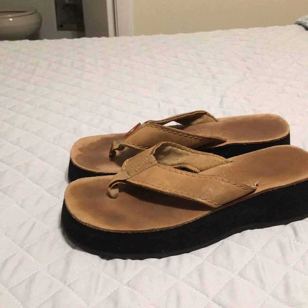 Rainbows Size 7 Platform Flip Flops Tan